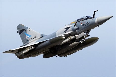 French Warplanes Hit ISIL Stronghold in Syria after Paris Attacks